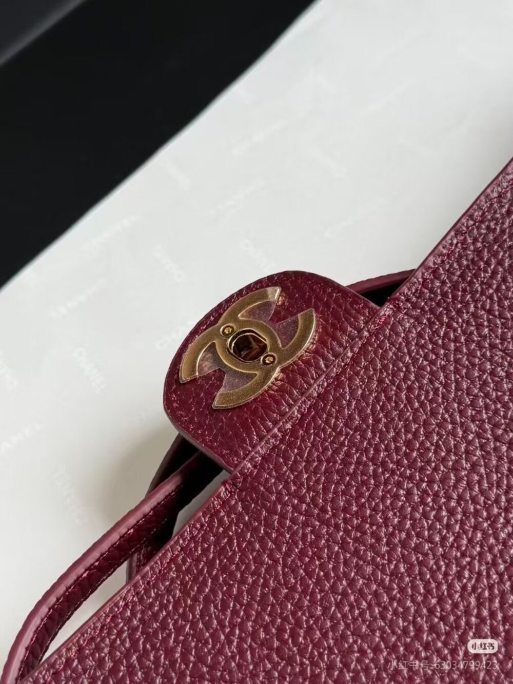Classic CHANEL Bags: A Stylish and Versatile Choice for Elegance - Picture 3 of 6